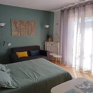 Appartement Nature Et Loisirs: Parking/ Piscine, Bandol